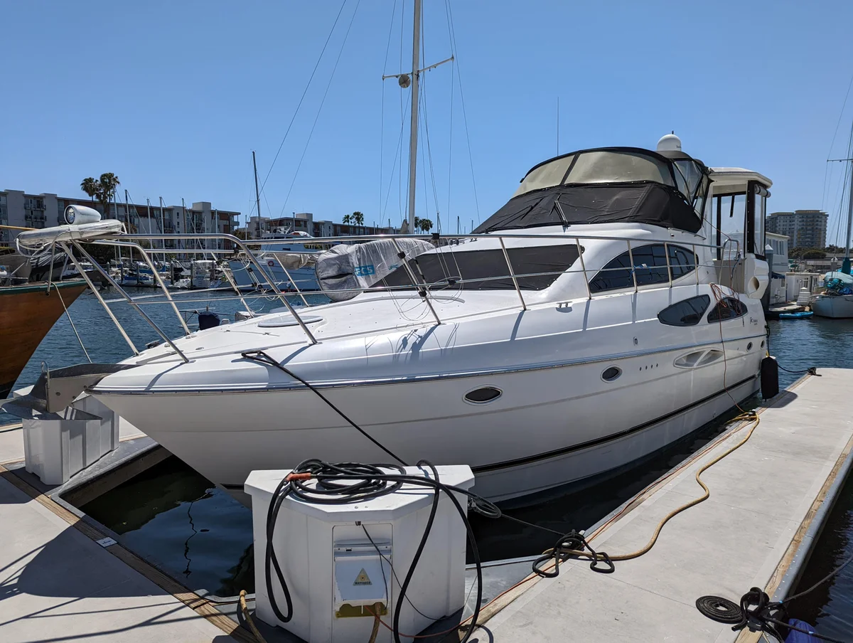 Cruisers Yachts | 2004 photo
